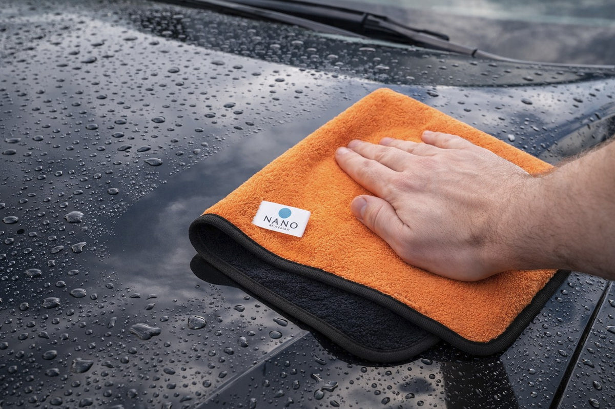 Prosop auto microfibră folosit pentru uscarea caroseriei după spălare