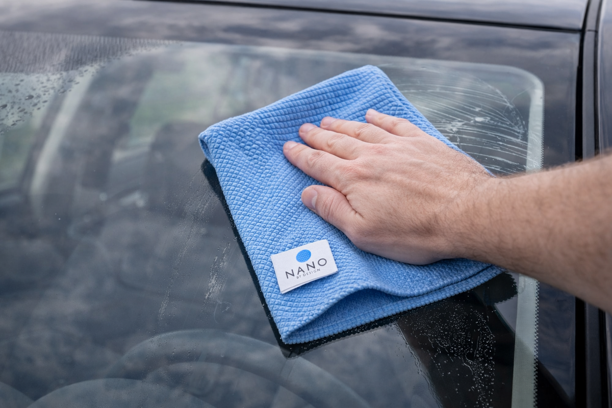 Lavetă geamuri auto în utilizare pentru curățarea parbrizului