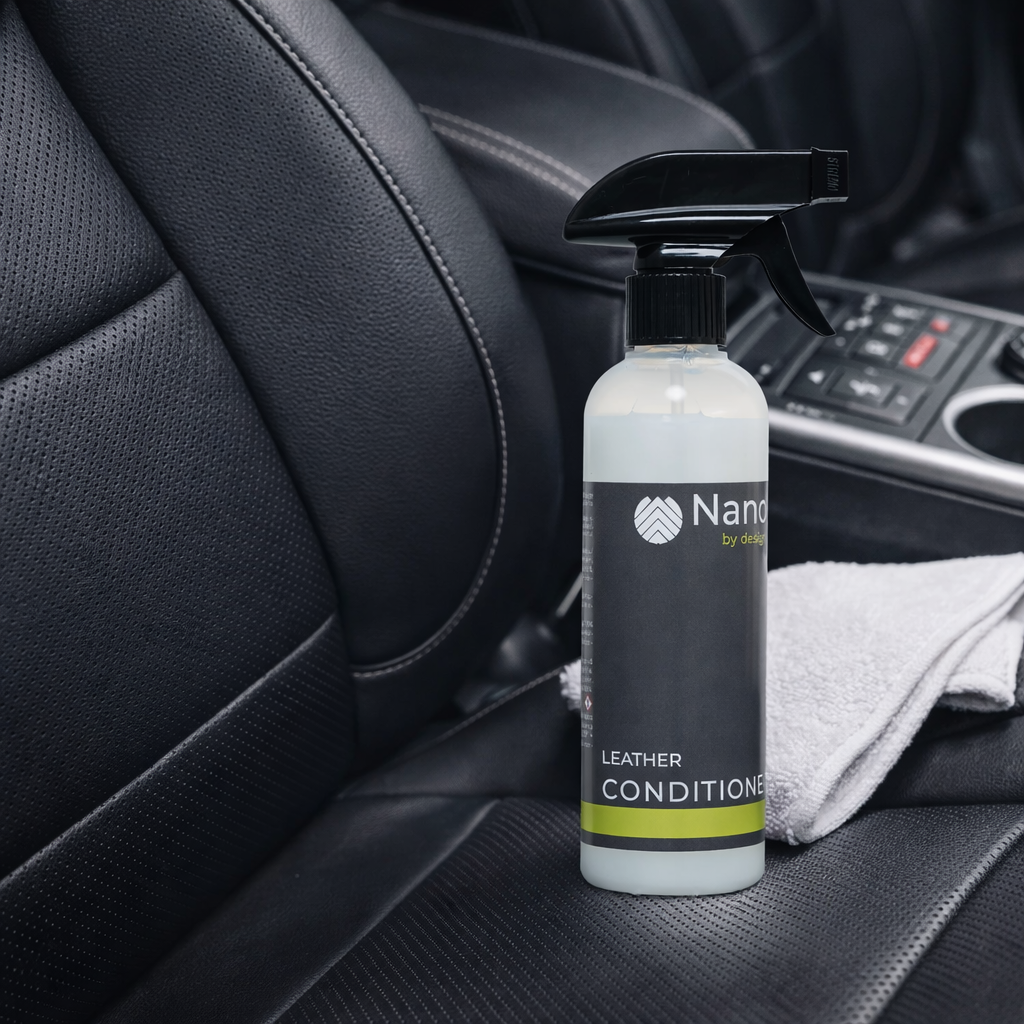 Leather Conditioner pentru curățarea tapițeriei din piele auto, aplicat în interiorul mașinii