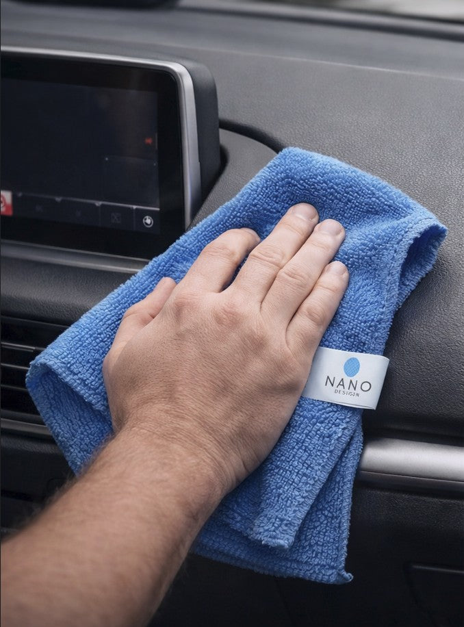 Mana care sterge bordul masinii cu laveta albastra din microfibra