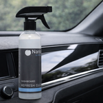 Dashboard Refresh Gloss aplicat pe ornamentele lucioase ale bordului auto.