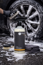 Wheel Cleaner utilizat pentru curățarea jantelor auto în timpul procesului de detailing